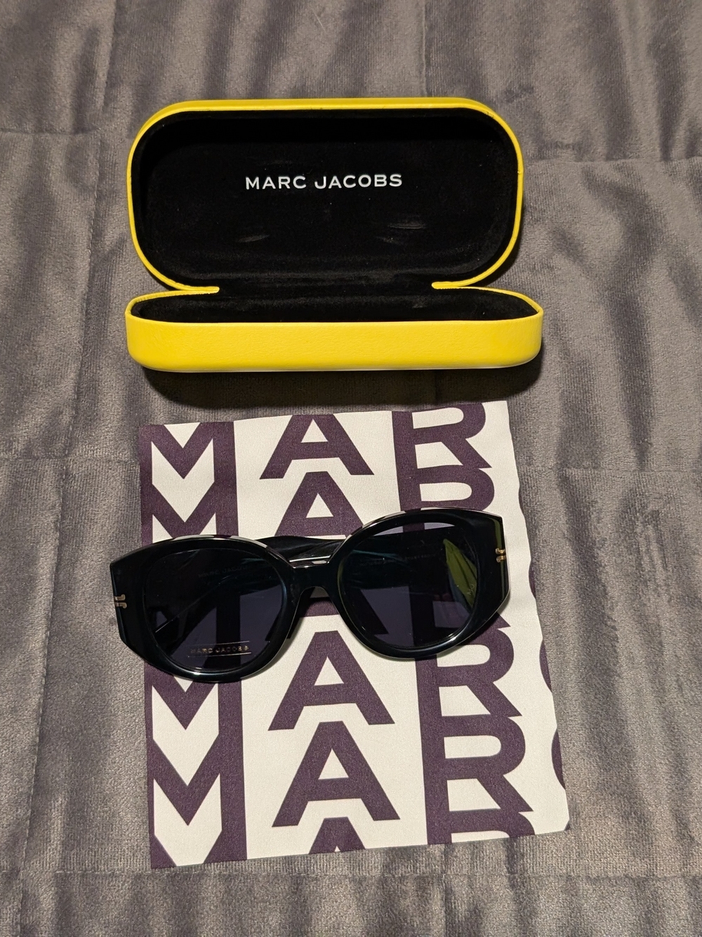 New Marc Jacobs Women’s Black Sunglasses with Yellow Case - Full Set - Picture 1 of 8